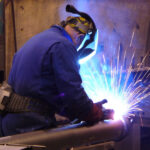 Cómo soldar estructuras de metal para soportar superficies de madera